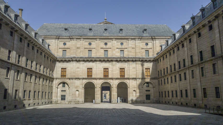 80 - Comunidad de Madrid - San Lorenzo del Escorial - Monasterio de San Lorenzo del Escorial - Patio de los Reyes